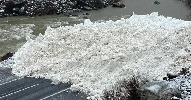 Hakkari Çukurca kara yoluna çığ düşme anı kamerada Hakkari Haberleri