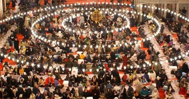 Üç bin çocuk Süleymaniye’ye serilen yer sofrasında iftar etti VİDEO İZLE