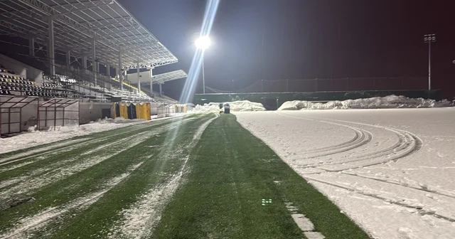 Eren Stadyumu nda kar temizliği Bitlis Haberleri