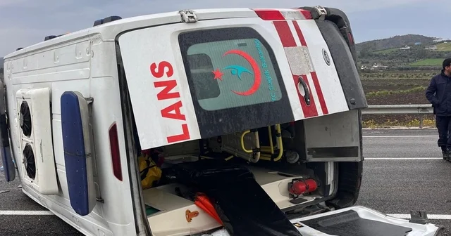 Lastiği patlayan ambulansın devrildi; 3 sağlık personeli yaralandı Adana Haberleri