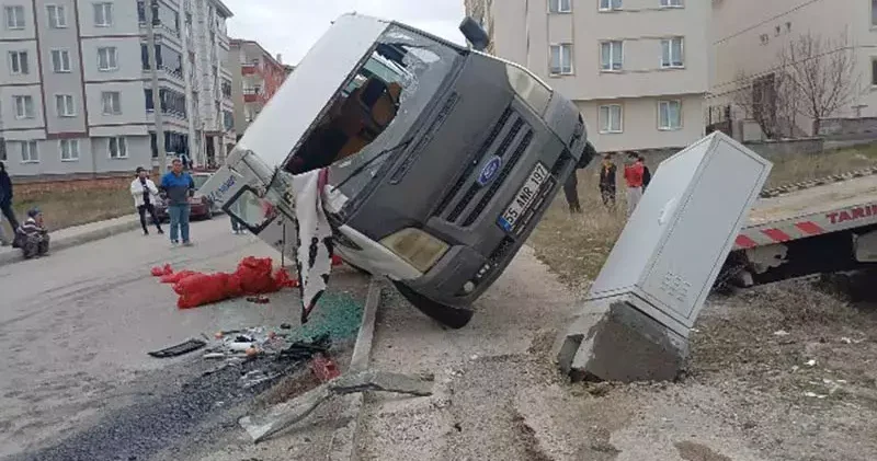 Çorum da tarım işçilerini taşıya minibüs ile otomobil çarpıştı: 5 yaralı