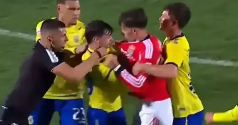 Mourinho nun Benfica sı galibiyet golünü attı! Yer yerinden oynadı: Tribünü yaktılar