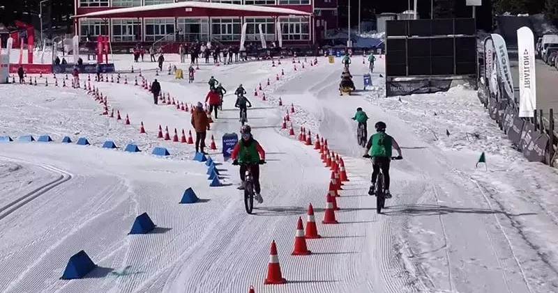 Kış Triatlonu’nda karla kaplı bölgede zorlu mücadele
