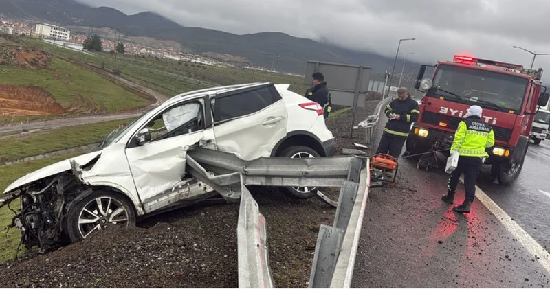 Son dakika: Feci kaza! TAG Otoyolu gişelerinde kontrolden çıkan otomobil bariyere çarptı: 1 ölü Son dakika haberleri