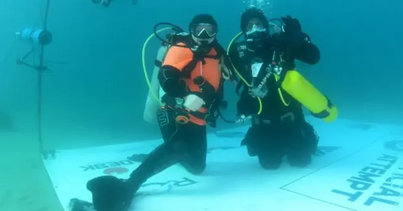 Çanakkale şehitleri için dünya rekoru kırdı! 36 saat su altında kaldı