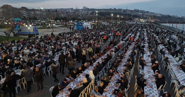 Tekirdağ ın en büyük iftar sofrası: 8 bin kişi aynı anda orucunu açtı Sahilde 8 bin kişilik dev iftar sofrası kuruldu Tekirdağ Haberleri