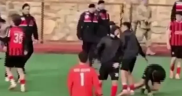 Futbol değil meydan savaşı: Maç sonu saha boks ringine döndü VİDEO İZLE