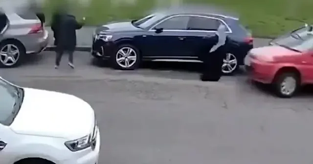 İngiltere de başörtülü kadının üzerine aracını sürdü VİDEO İZLE