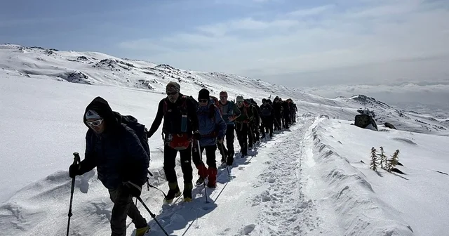 19 kişilik dağcı grubu Ağrı Dağı zirve tırmanışına başladı Ağrı Haberleri