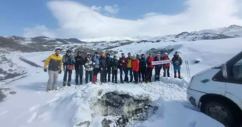 Dağcılardan Ağrı Dağı zirvesine tırmanış!