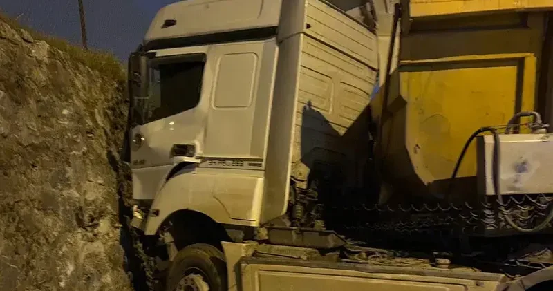 Sancaktepe’de istinat duvarına çarpan hafriyat kamyonunun şoförü ağır yaralandı