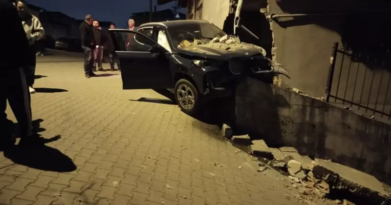 Ataşehir’de kontrolden çıkan otomobil, yıktığı istinat duvarında asılı kaldı