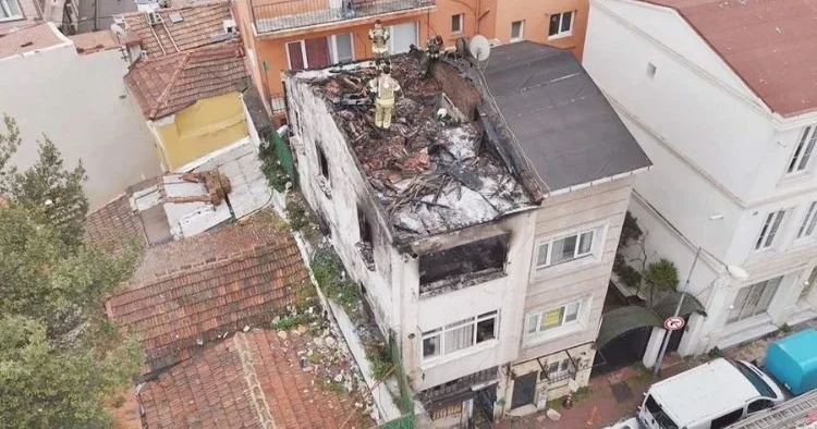 İkinci katta alev kapanı…. Can havliyle aşağıya atladılar, 5 yaralı 1 ölü
