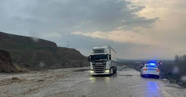 Batman da yağmur sonrası sulama kanalı taştı: Kara yolu tek şeride düştü Batman Haberleri