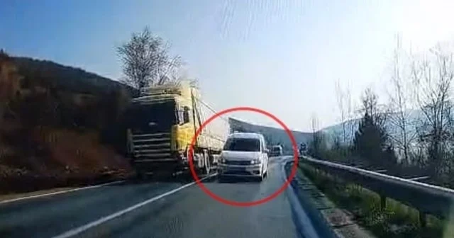 Hatalı sollama yapan sürücü kazaya yol açıyordu; o anlar kamerada Bursa Haberleri