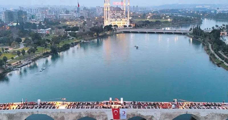 Tarihi Taşköprü’de iftar huzuru