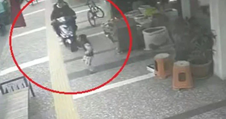 Kaldırımda motosiklet kullanan maganda 5 yaşındaki çocuğa çarptı