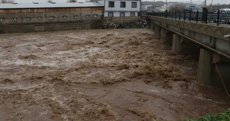 Sağanak Diyarbakır ı vurdu! Dereler taştı evlerin bahçelerini su bastı