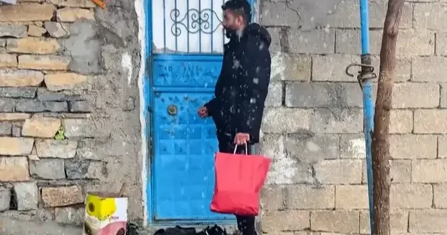 Duyarlı polis memuru Şırnak’ta ihtiyaç sahibi ailelere bayram paketi dağıttı VİDEO İZLE