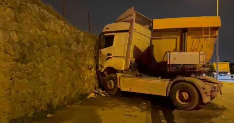 Sancaktepe de gece yarısı kaza! Sürücü ağır yaralandı