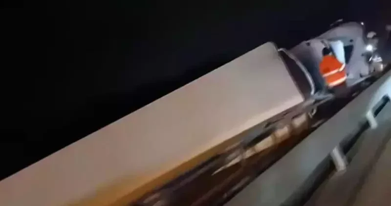 Büyükçekmece TEM Otoyolu nda TIR devrildi; trafikte yoğunluk oluştu