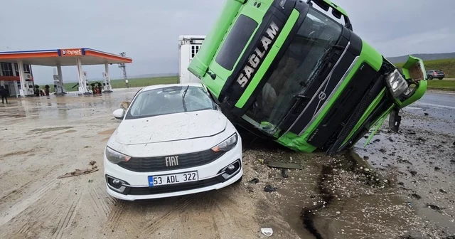 Tır otomobilin üstüne devrildi Diyarbakır Haberleri