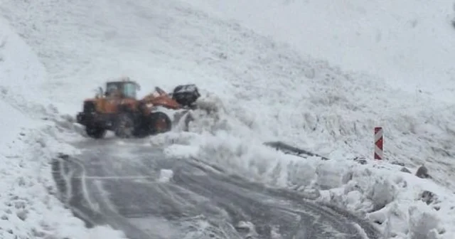 Çığ düşen kara yolunda yolcu otobüsünde mahsur kaldılar Şırnak Haberleri