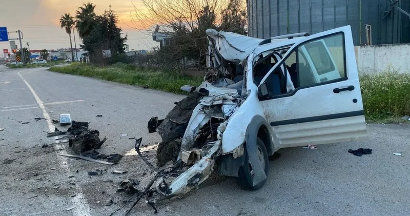 Adana’da kontrolden çıkan araç istinat duvarına çarptı