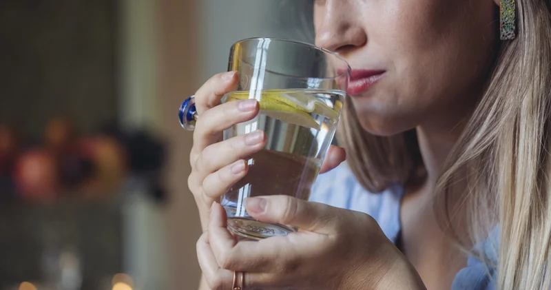 Limonlu su modası: Göbek yağlarını eritir mi yoksa sadece bir alışkanlık mı