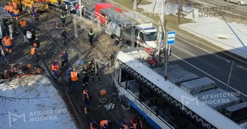 Otoyolda iki tramvay çarpıştı! Çok sayıda yaralı var