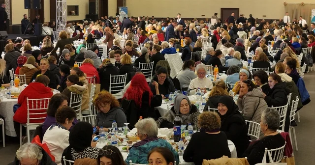 500 Büyükçekmeceli kadın Edirne de iftar sofrasında buluştu Yüzlerce kadın 41 yıldır orada iftar yapıyor Edirne Haberleri