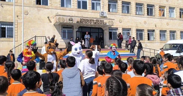 Silvan Anadolu Lisesinden yetim ve köy çocuklarına bayram harçlığı Diyarbakır Haberleri