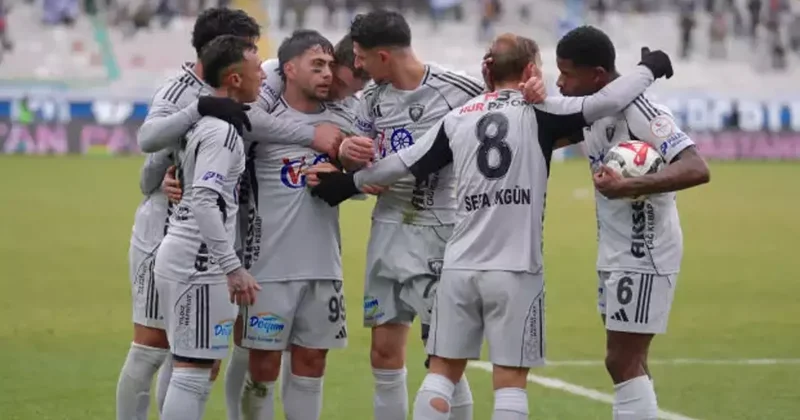 Lider zirveyi bırakmıyor! Tarihi maç öncesi fark attılar