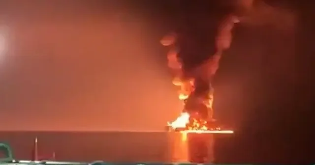 İran Hürmüz den geçmeye çalışan ABD tankerini vurdu VİDEO İZLE