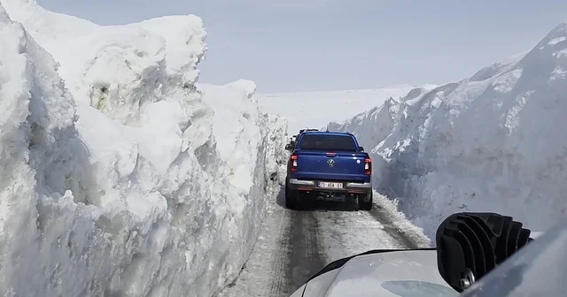 Öğrencilere yardım için kar tünellerini aştılar Erzurum Haberleri