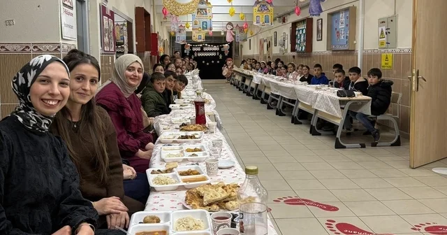 Aydıntepe de öğretmenler ve öğrenciler iftar sofrasında bir araya geldi Bayburt Haberleri
