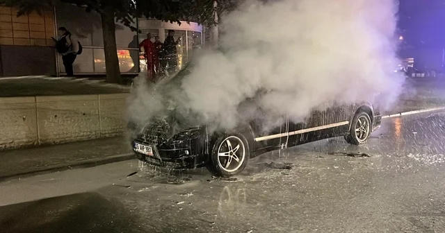 Eskişehir in merkezinde yanan minibüs, paniğe neden oldu Eskişehir de seyir halindeki minibüs yandı Eskişehir Haberleri