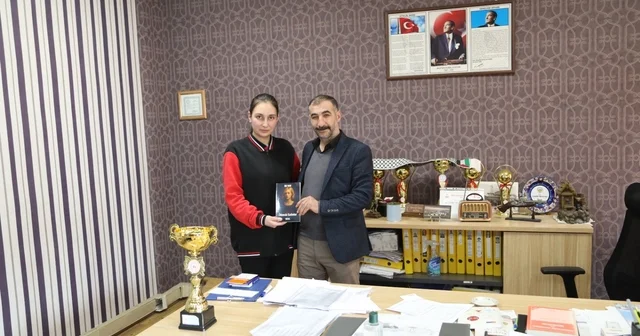 Lise öğrencisi kadın ölümlerini romanlaştırdı Ağrı Haberleri