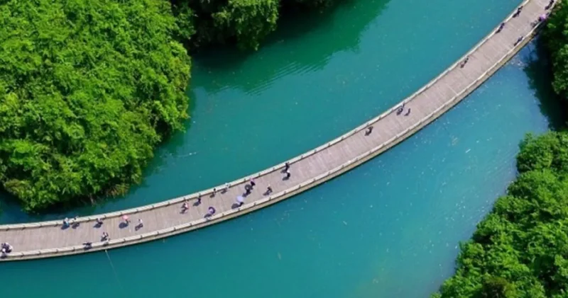 Altından nehir akıyor üzerinden araçlar geçiyor: O kaza hafızalardan silinmiyor