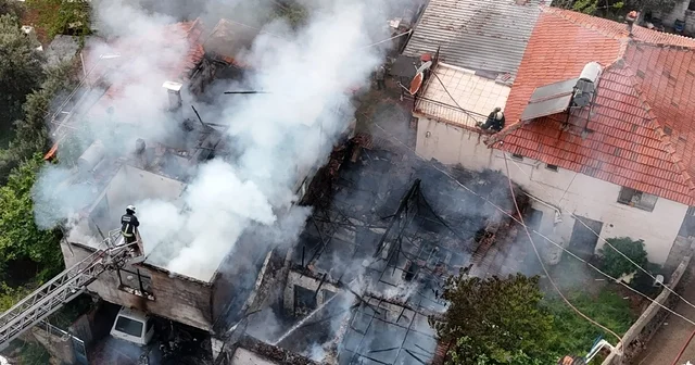 İki katlı gecekonduda çıkan yangın bitişiğindeki eve sıçradı Yangın anında evde bulunan 2 çocuğu mahalle sakinleri kurtardı Yangında iki ev kullanılamaz hale geldi Antalya Haberleri