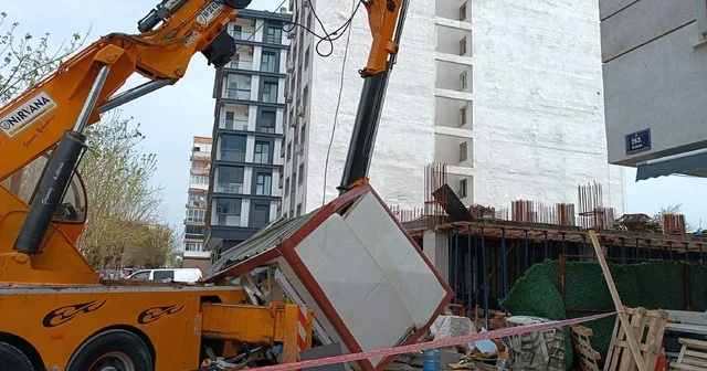 Vincin kırılan taşıma kolu, güvenlik kulübesine düştü; 2 işçi yaralandı İzmir Haberleri