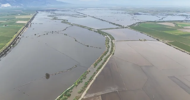 Söke deki taşkının izleri havadan görüntülendi Sular altında kalan araziler deniz görünümüne büründü Aydın Haberleri