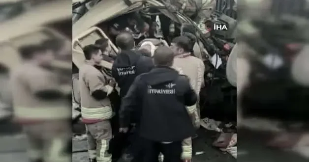 Hatay da faciadan dönüldü: Devrilen konteyner araçları ezdi geçti