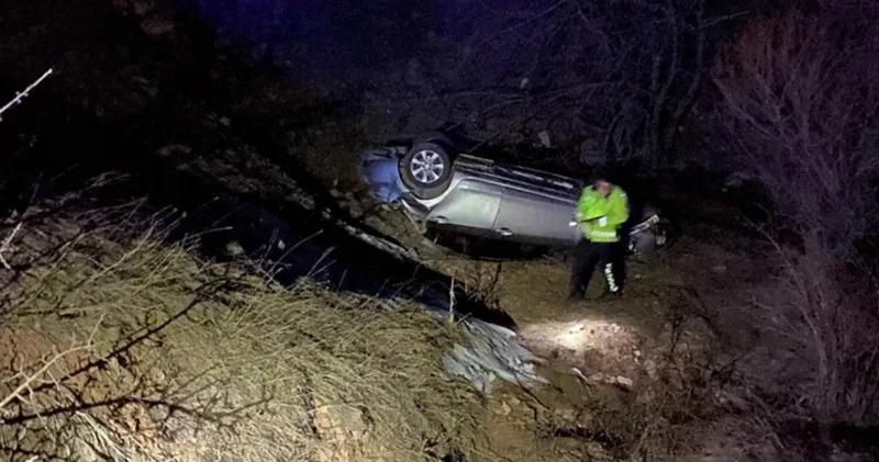 Gümüşhane de otomobil dere yatağına devrildi: İki kişi yaralandı Gündem Haberleri