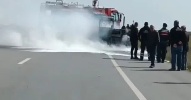 Edirne Kırklareli yolunda seyir halindeki iş makinesi alevlere teslim oldu Edirne Haberleri