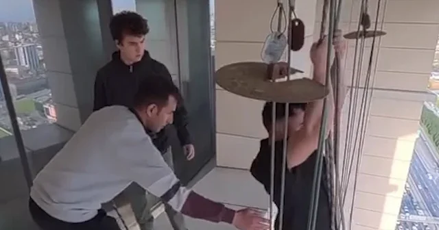 Bağcılar da akılalmaz görüntü: İSTOÇ binasına gizlice girip en üst kattan kendini böyle aşağı sarkıttı VİDEO İZLE