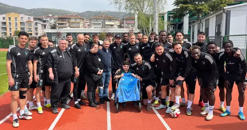DMD hastası Eray, antrenmanda Kocaelisporlu futbolcularla buluştu