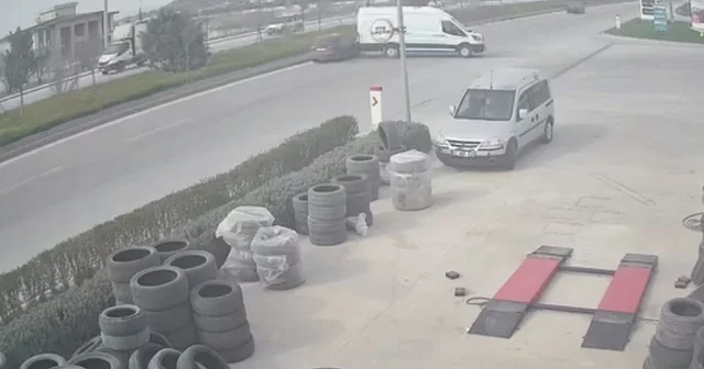 Sürücüsüz minibüs yola çıktı, seyir halindeki araçların arasına daldı Konya da el frenini çekmeyi unutan sürücünün aracı yola çıktı, minibüs çevredeki vatandaşlar tarafından durduruldu Konya Haberleri