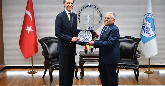 Belçika büyükelçini ağırlayan Büyükkılıç tan AB vurgusu Kayseri Büyükşehir Belediye Başkanı Memduh Büyükkılıç: Kayseri, standartlarıyla Avrupa nın üzerine çıkma hedefinde Kayseri Haberleri