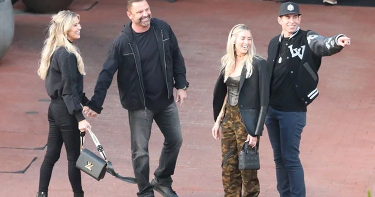 Eski eş ve yeni eş kardeş gibi oldu... Boşandılar ama bir türlü birbirlerinden kopamadılar... Tatilde bile hep birlikte!